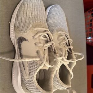 Nike White Sneakers Ultimate Comfort